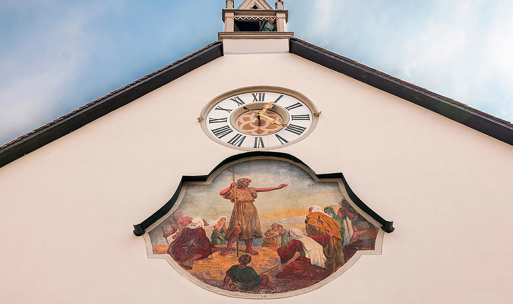 Der Hl. Johannes der Täufer als Kirchenpatron auf der Giebelfassade