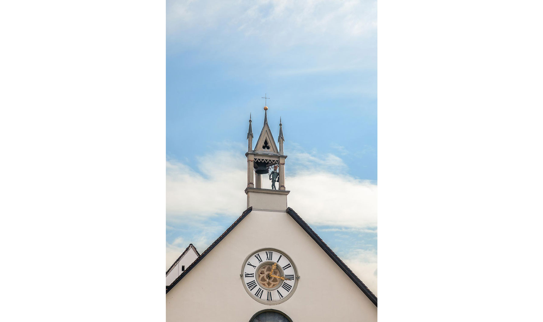 Der Ritter „Bläsi” mit der Glocke des Schlagwerks der Kirchenuhr