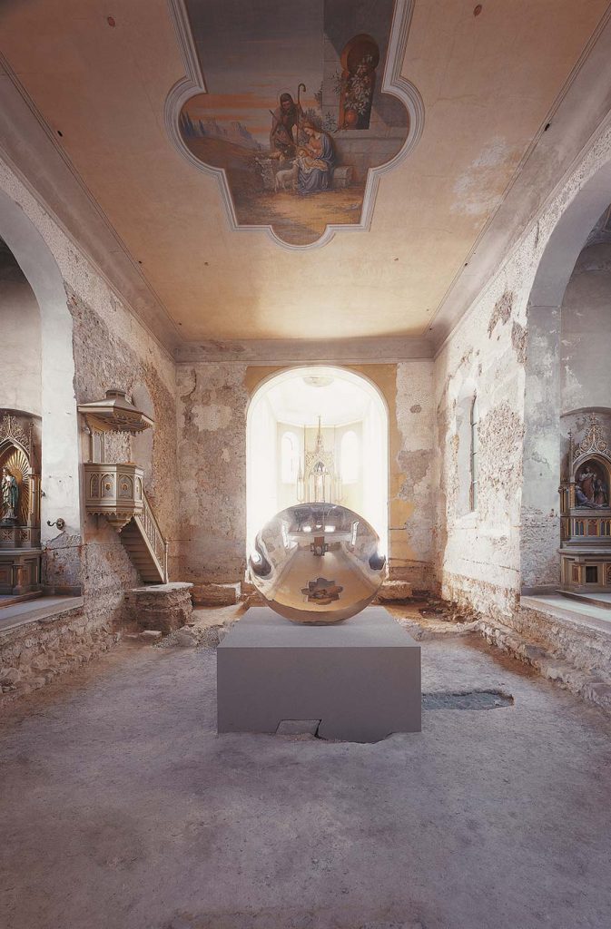 Anish Kapoor, Untitled (2003) in der Johanniterkirche Feldkirch. Eine Kooperation mit dem Kunsthaus Bregenz.