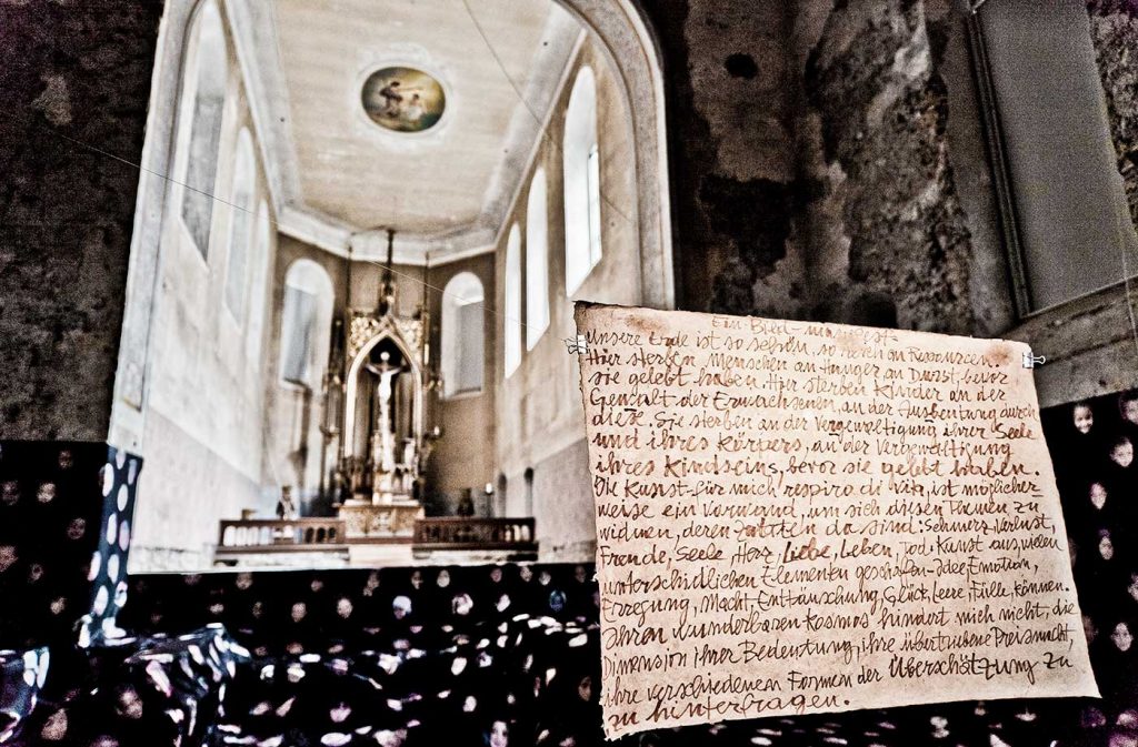 Mariella Scherling Elia, Kinderleid (2013) in der Johanniterkirche Feldkirch.