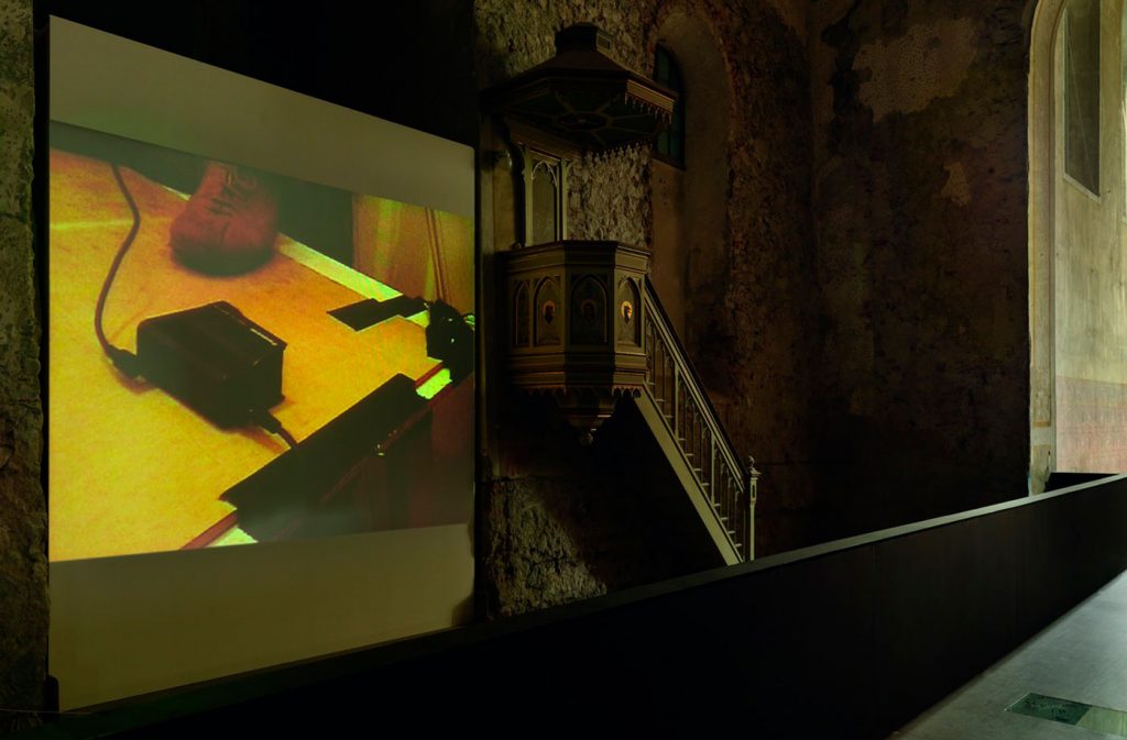 Matt Mullican, Shooting Inside (2008) in der Johanniterkirche Feldkirch. Eine Kooperation mit dem Kunstmuseum Liechtenstein