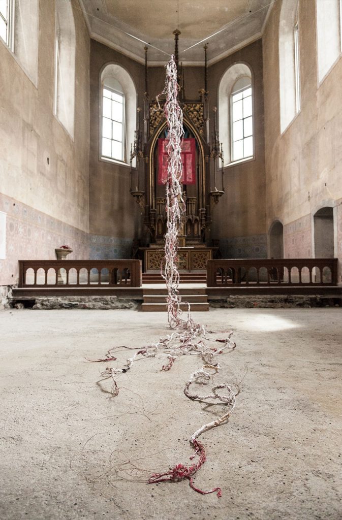 Nesa Gschwend, Textile Memory (2017) in der Johanniterkirche Feldkirch.