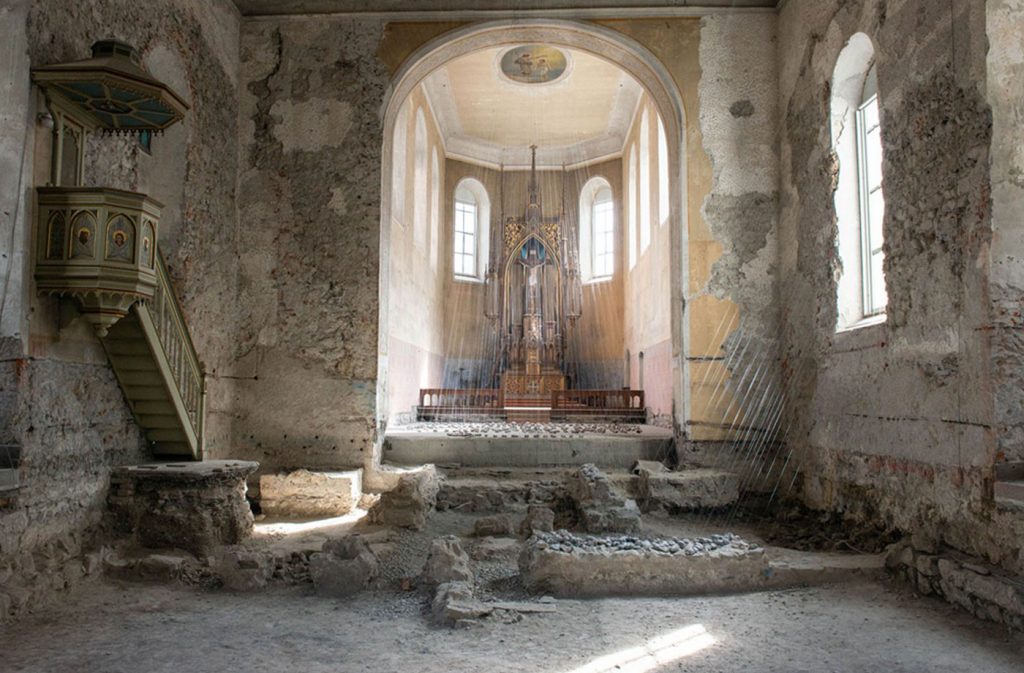 Elke Maier, Fadenschein (2022), Johanniterkirche Feldkirch