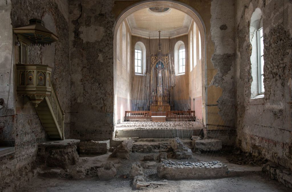 Elke Maier, Fadenschein (2022), Johanniterkirche Feldkirch