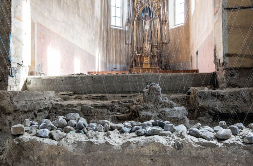 Elke Maier, Fadenschein (2022), Johanniterkirche Feldkirch